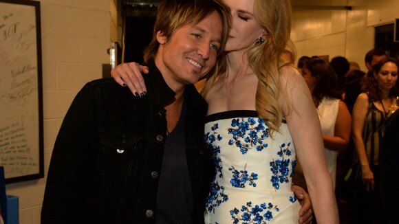 Nicole Kidman não desgruda do marido,Keith Urban, em premiação de música country