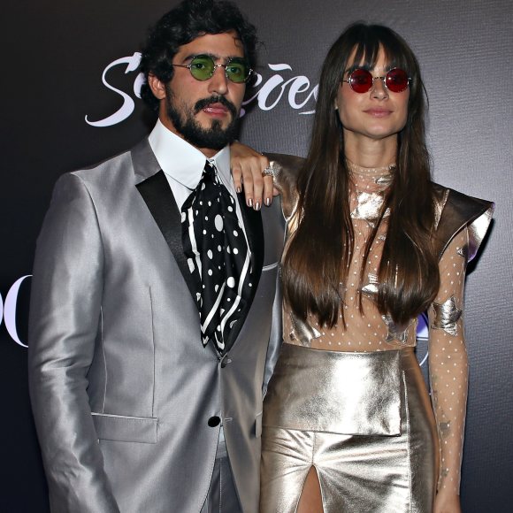 Thaila Ayala usou vestido metalizado com toque de transparência da marca John John