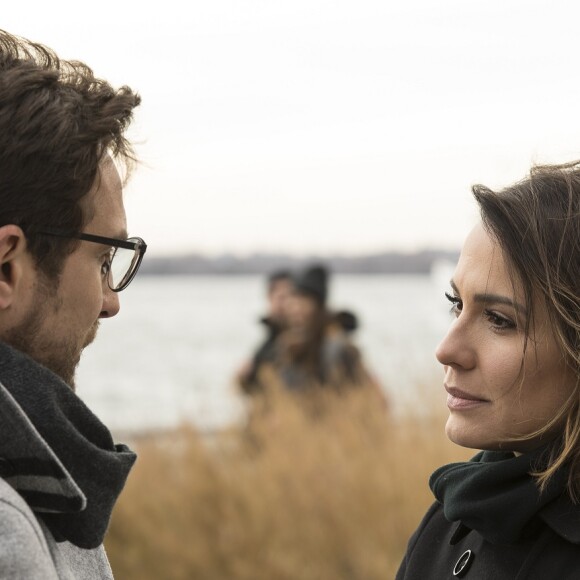Zoe (Juliana Knust) não resiste quando Benjamin (Igor Rickli) a pega pela cintura, no capítulo de segunda-feira, 5 de fevereiro de 2018, da novela 'Apocalipse'