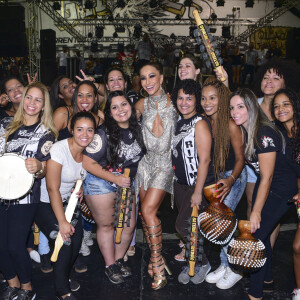 Sabrina Sato posa com os integrantes da bateria da Gaviões da Fiel no ensaio da escola de samba, em São Paulo, na noite desta sexta-feira, 2 de fevereiro de 2018