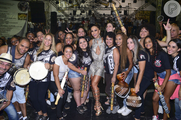 Sabrina Sato posa com os integrantes da bateria da Gaviões da Fiel no ensaio da escola de samba, em São Paulo, na noite desta sexta-feira, 2 de fevereiro de 2018