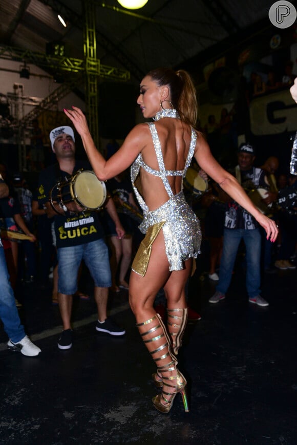 A apresentadora Sabrina Sato mostrou que tem muita disposição e samba no pé durante o ensaio de Carnaval da Gaviões da Fiel, em São Paulo, na noite desta sexta-feira, 2 de fevereiro de 2018