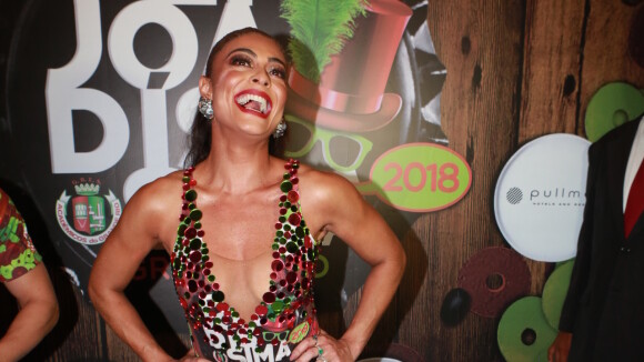 Juliana Paes esquece dieta na feijoada da Grande Rio: 'Farofa e caipirinha'