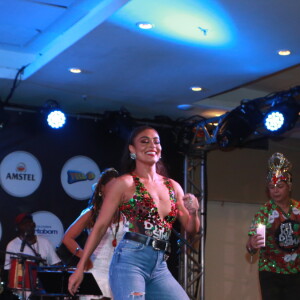 Juliana Paes sambou no palco do evento