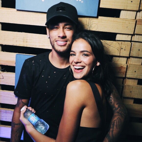 Após um tempo distantes, Bruna Marquezine reencontrou com Neymar em Paris, na França