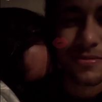 Amor no ar: Bruna Marquezine, em Paris, enche Neymar de beijinhos. Veja o vídeo!