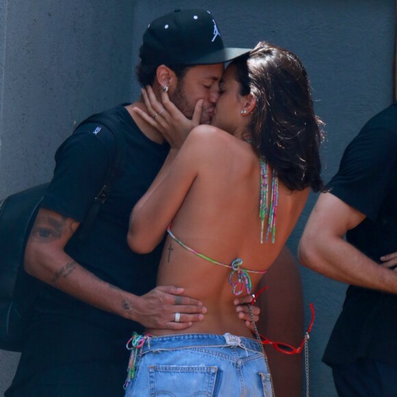 Bruna Marquezine ganhou um buquê de flores de Neymar ao chegar a Paris neste domingo, 4 de fevereiro de 2018