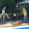 Angélica não tirou o salto para bater um bolinha com Susana Vieira: 'Daqui a pouco vamos acabar caindo na piscina'