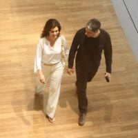 William Bonner e Fátima Bernardes passeiam de mãos dadas em shopping no Rio