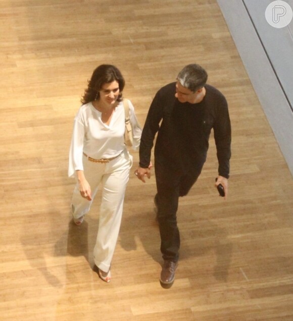William Bonner e Fátima Bernardes passeiam em shopping de mãos dadas o Rio