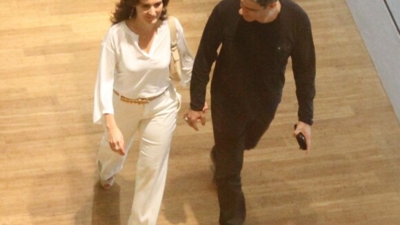 William Bonner e Fátima Bernardes passeiam de mãos dadas em shopping no Rio
