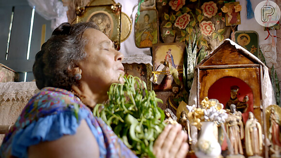 Mãe Benta (Teuda Bara) vai ajudar Dr. Renato (Bruno Fagundes) a fazer um parto, em 'Meu Pedacinho de Chão', em 16 de junho de 2014