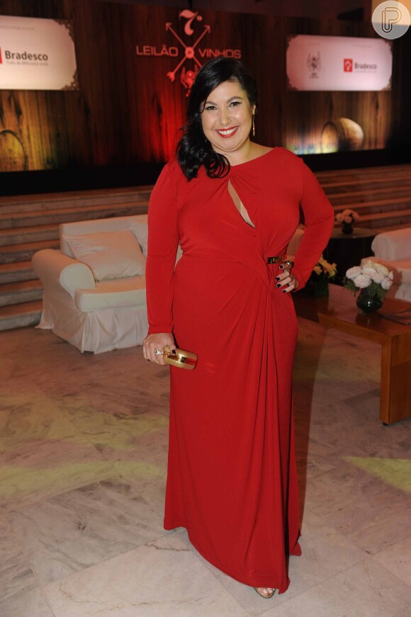 Mariana Xavier opta por vestido vermelho longo para evento beneficente