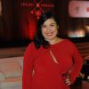 Mariana Xavier opta por vestido vermelho longo para evento beneficente