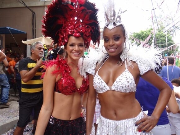 Bruna Marquezine e Roberta Rodrigues mostram samba no pé e a boa forma como Lurdinha e Vanúbia