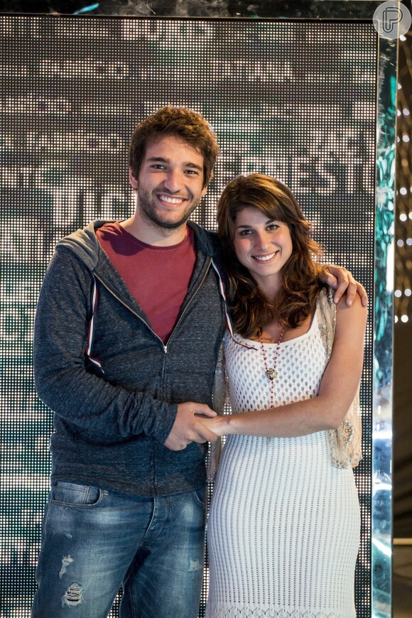 Davi (Humberto Carrão) e Manuela (Chandelly Braz) precisam da participação dos telespectadores para ganharesm o reality show de 'Geração Brasil'