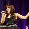 Anitta canta em programa 'Música Boa ao vivo', no Multishow, e exibe corte franjinha