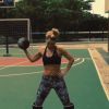 Carolina Dieckmann alterna exercícios com uma bola pesada