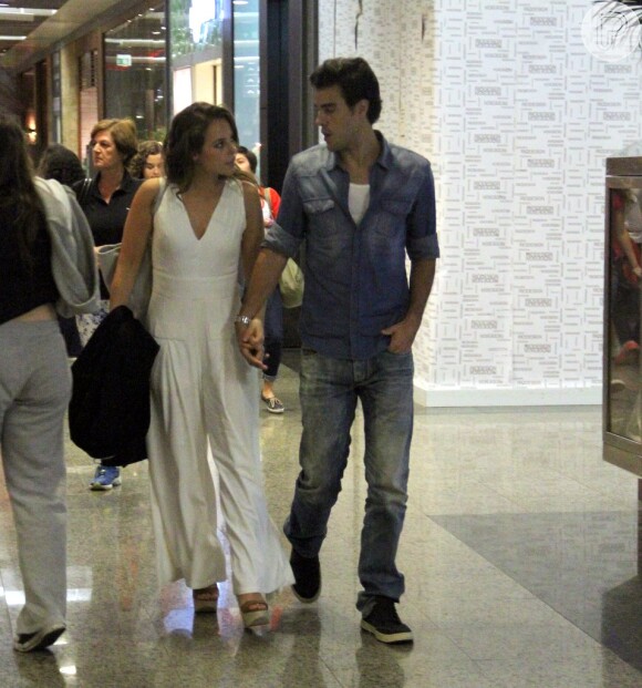 Paolla Oliveira aproveitou essa quarta-feira 11 de junho de 2014 para ir ao cinema com o marido, Joaquim Lopes