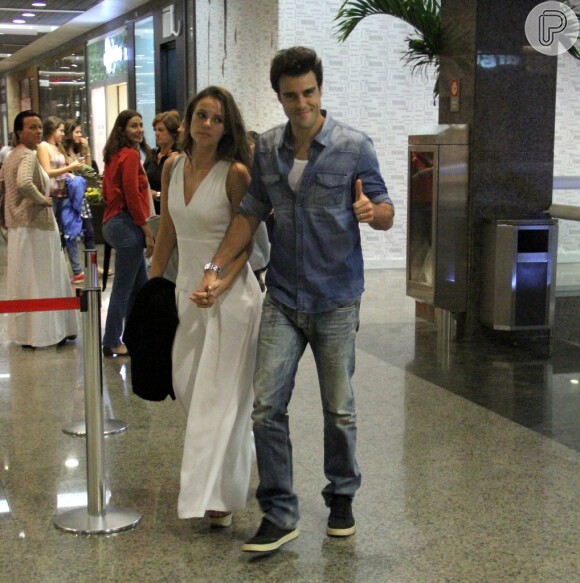 Paolla Oliveira e Joaquim Lopes vão ao cinema na véspera do Dia dos Namorados 11 de junho de 2014