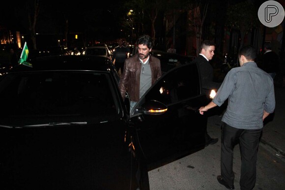 Junno Andrade deixa o restaurante em seu carro após jantar com Xuxa, em São Paulo