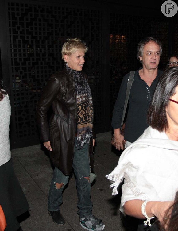 Xuxa vai a restaurante do bairro do Itaim, em São Paulo, com amigos e com o namorado, Junno Andrade (11 de junho de 2014)