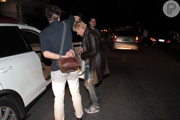 Xuxa usa bota ortopédica para ir a restaurante