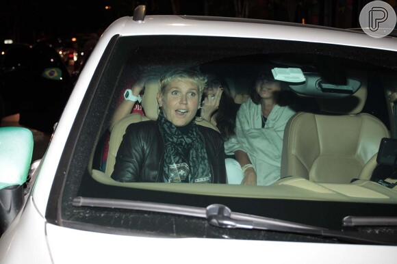 Xuxa chega com amigos a restaurante