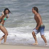 Mariana Rios mostra corpão gravando 'Salve Jorge' com Ivan Mendes em praia