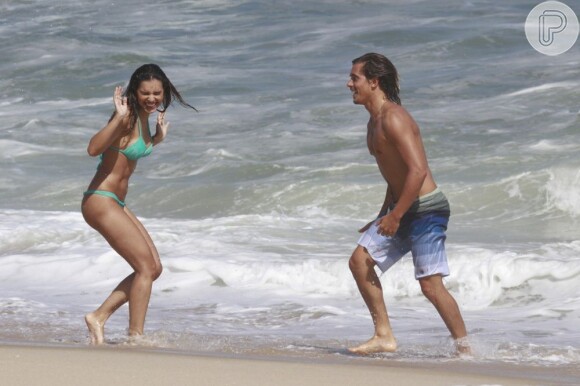 Mariana Rios e Ivan Mendes gravaram cenas para 'Salve Jorge' na praia da Macumba, na zona oeste do Rio, nesta sexta-feira, 1º de fevereiro de 2013