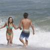Mariana Rios e Ivan Mendes brincam na água da praia da Macumba
