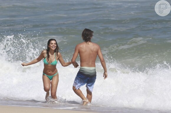Mariana Rios e Ivan Mendes brincam na água da praia da Macumba