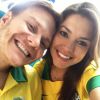 Michel Teló e Thais Fersoza curtem a estreia da Copa do Mundo no Brasil juntos