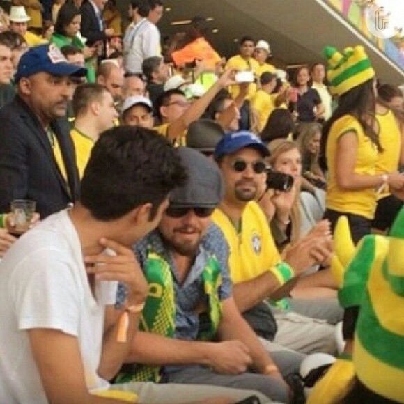 Leonardo DiCaprio conferiu o jogo de estreia da Copa do Mundo discreto no meio do público ao lado de amigos