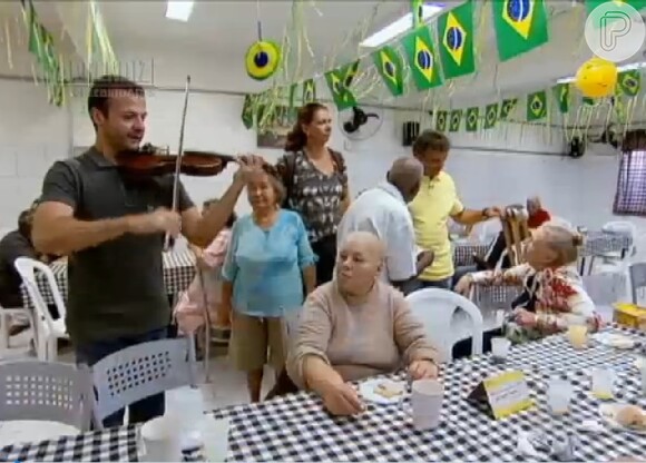 Na tarefa, Amon Lima tocou violino para descontrair o jantar oferecido pela equipe