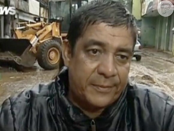 Zeca Pagodinho lamenta as fortes chuvas que deixaram dezenas de pessoas desabrigadas em Xerém, na Baixada Fluminense, onde ele mantém um sítio há 20 anos, em janeiro de 2013