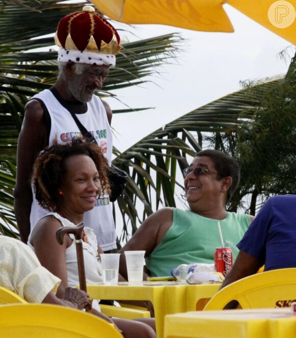 Zeca Pagodinho foi flagrado tomando uma cervejinha com amigos - um de seus programas preferidos - na praia na Barra da Tijuca, na zona oeste do Rio, em janeiro de janeiro de 2013