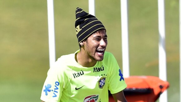 Neymar joga só de meias e Fred é arrastado por outros jogadores da Seleção
