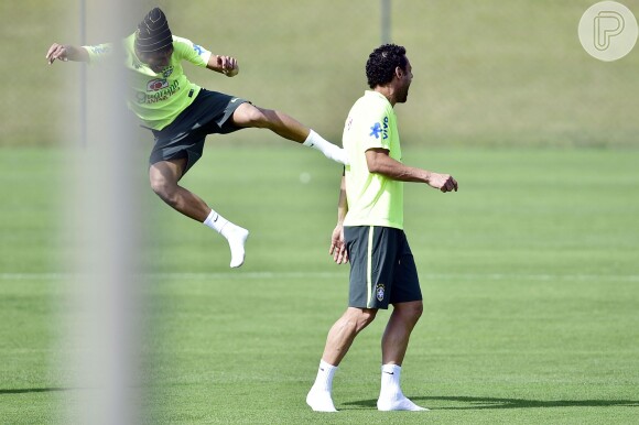 Neymar brinca com Fred em campo