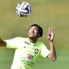 Neymar joga bola com gorro na cabeça