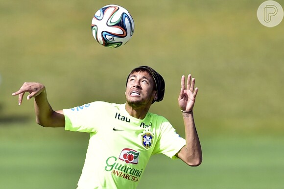 Neymar joga bola com gorro na cabeça