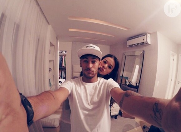 Neymar recebe mensagem de Bruna Marquezine no Instagram no dia da estreia do Brasil na Copa: 'Mais um dia dos namorados juntos e cada dia que passa eu amo mais o seu cheiro'
