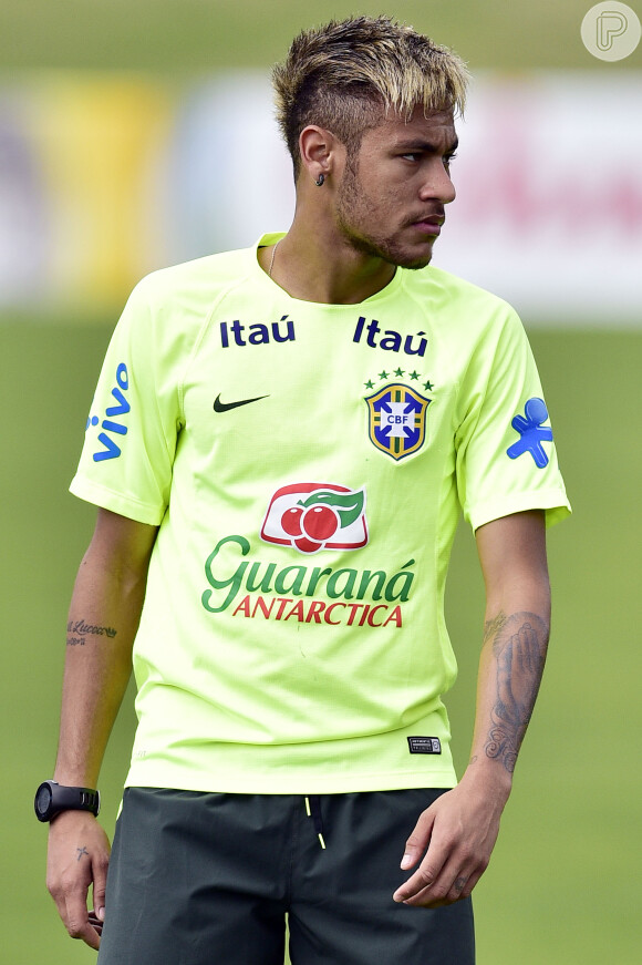 Neymar aparece loiro em treino da Seleção; jogador adotou corte moderno e pintou os fios