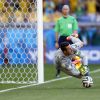 Julio Cesar pega dois pênaltis na disputa entre Brasil e Chile nas oitavas de final da Copa do Mundo