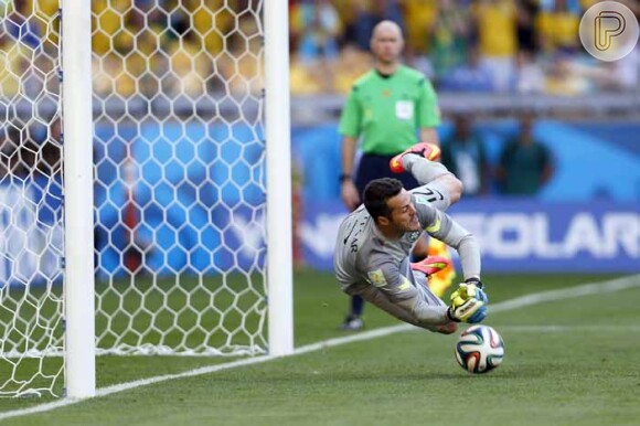 Julio Cesar pega dois pênaltis na disputa entre Brasil e Chile nas oitavas de final da Copa do Mundo