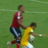 Neymar sofre joelhada de Camilo Zúñiga em partida contra a Colômbia pelas quartas de final da Copa do Mundo