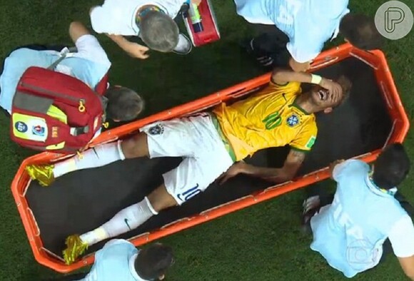 Após joelhada, Neymar deixa o gramado de maca e é encaminhado para hospital. O craque deixou a Copa do Mundo depois de quebrar terceira vértebra da lombar