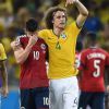 David Luiz consola James Rodríguez após vitória do Brasil contra a Colômbia. Zagueiro brasileiro pediu que torcida aplaudisse o camisa 10