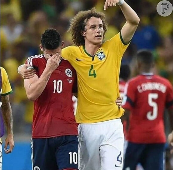 David Luiz consola James Rodríguez após vitória do Brasil contra a Colômbia. Zagueiro brasileiro pediu que torcida aplaudisse o camisa 10