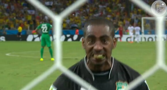 Goleiro da Costa do Marfim Barry come grama após gol da equipe africana em jogo contra a Grécia. Mesmo assim, o time europeu venceu à partida e avançou para as oitavas